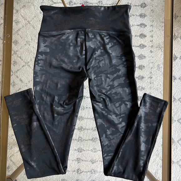 Spanx Faux Leather Camo Leggings Size Medium - Picture 7 of 13